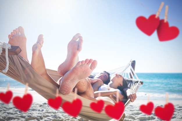 Imagen compuesta de pareja feliz durmiendo juntos en la hamaca