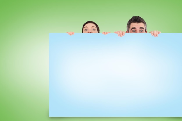 Imagen compuesta de pareja mostrando tarjeta azul