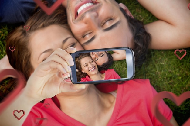 Imagen compuesta de pareja de San Valentín tomando un selfie