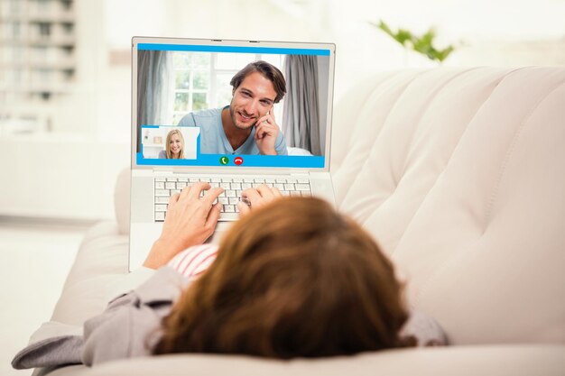 Foto imagen compuesta de primer plano de una mujer hermosa sonriendo en casa