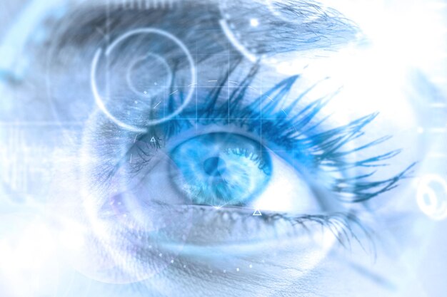 Imagen compuesta de primer plano del ojo azul femenino contra la interfaz