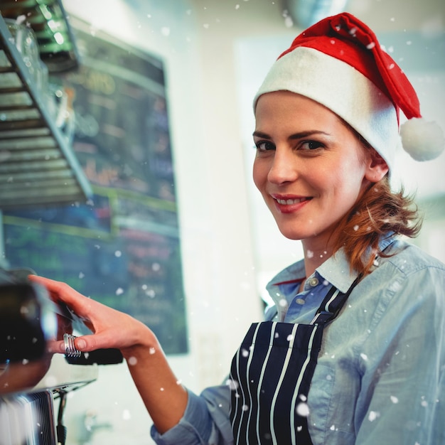 Imagen compuesta de retrato de camarera con cafetera en la cafetería durante la Navidad