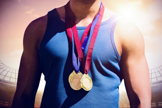 Imagen compuesta de retrato de deportista en el pecho con medallas