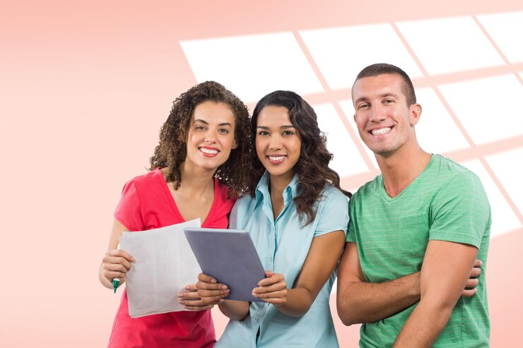 Imagen compuesta de retrato de empresarios creativos sonrientes con tableta digital y documento