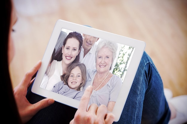 Imagen compuesta de retrato de familia en el sofá