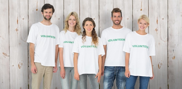 Imagen compuesta de retrato de grupo de voluntarios felices