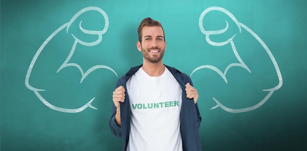 Imagen compuesta de retrato de un joven voluntario sonriente