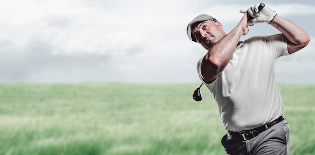 Foto imagen compuesta de retrato de jugador de golf tomando un tiro