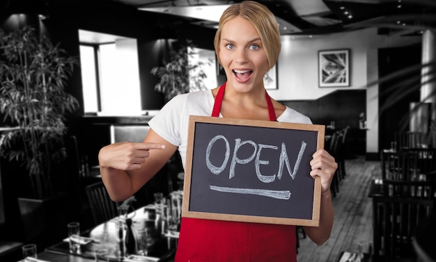 Imagen compuesta de retrato de mujer feliz sosteniendo pizarra de escritura con texto abierto