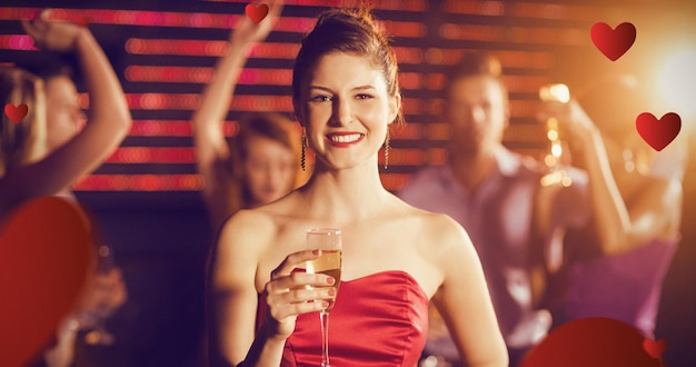 Imagen compuesta de retrato de mujer sonriente sosteniendo una copa de champán