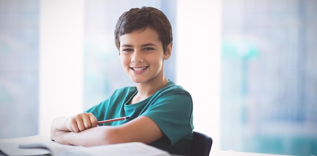 Imagen compuesta de retrato de niño haciendo los deberes