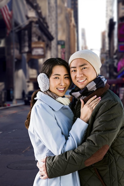 Imagen compuesta de retrato de pareja abrazada