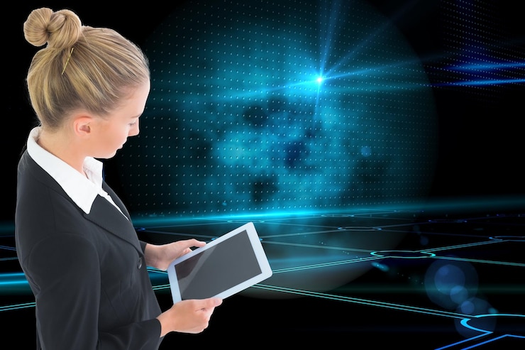 Foto imagen compuesta de rubia empresaria sosteniendo tablet
