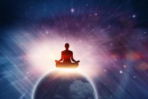 Imagen compuesta de una silueta de mujer haciendo meditación