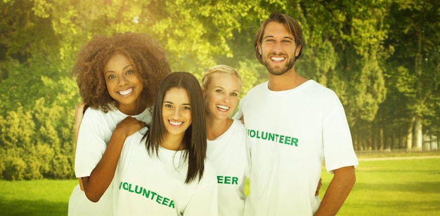 Imagen compuesta de sonriente grupo de voluntarios