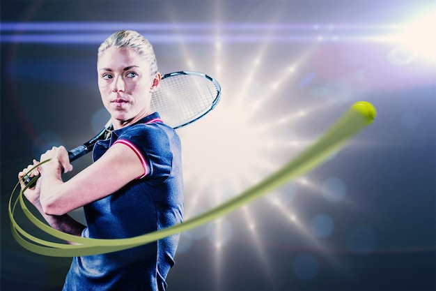 Imagen compuesta de tenista jugando al tenis con una raqueta