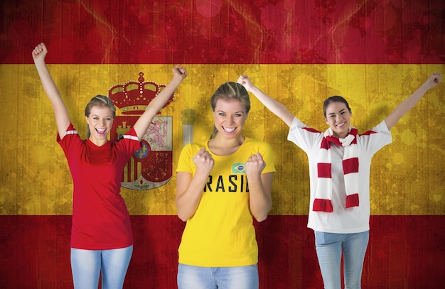 Foto imagen compuesta de varios aficionados al fútbol contra la bandera de españa en efecto grunge