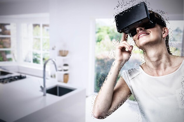 Foto imagen compuesta de vista de ángulo bajo de mujer con casco de realidad virtual