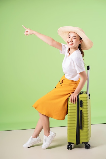 Imagen del concepto de verano de viaje de mujer asiática joven