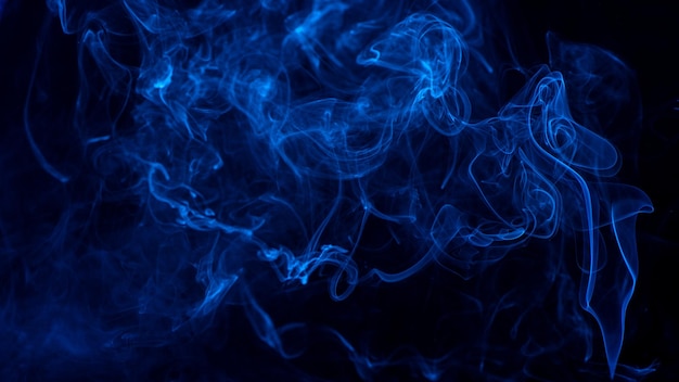 Imagen conceptual de humo de color azul aislado sobre fondo negro oscuro Concepto de elemento de diseño de Halloween