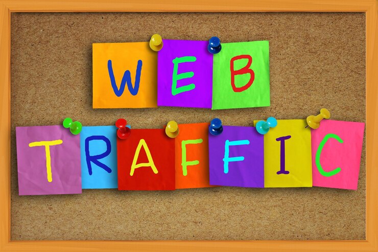 Foto imagen conceptual de internet de la palabra tráfico web escrita en papel pegajoso de color sobre tablero de corcho