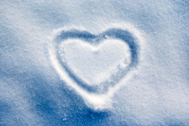 Imagen del corazón en la nieve.