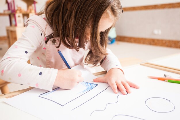 Foto imagen creativa de dibujo de niña con lápices azules