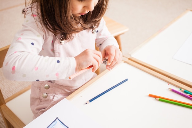 Imagen creativa de dibujo de niña con lápices azules