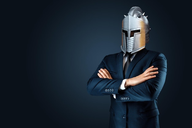 Imagen creativa un hombre con un traje moderno de un hombre de negocios un casco de caballero en la armadura de su cabeza El concepto de un héroe moderno que supera las dificultades una crisis un buen estilo de revista de gerente