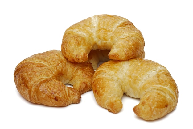 Imagen de croissants sobre un fondo blanco.