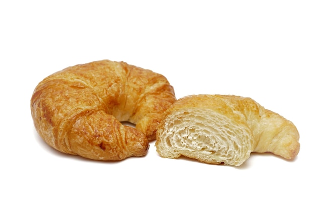 Imagen de croissants sobre un fondo blanco.