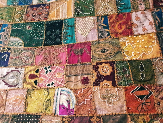 Imagen en cuadro completo de tela con patrones multicolores