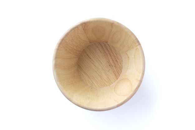 Imagen de un cuenco de madera aislado en blanco