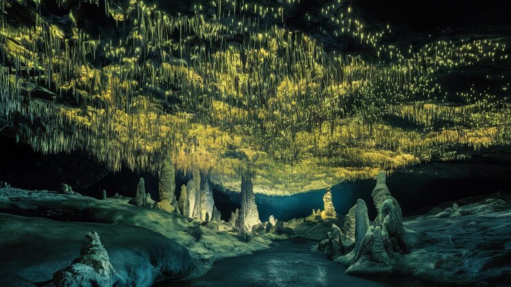 una imagen de una cueva con un río en el fondo