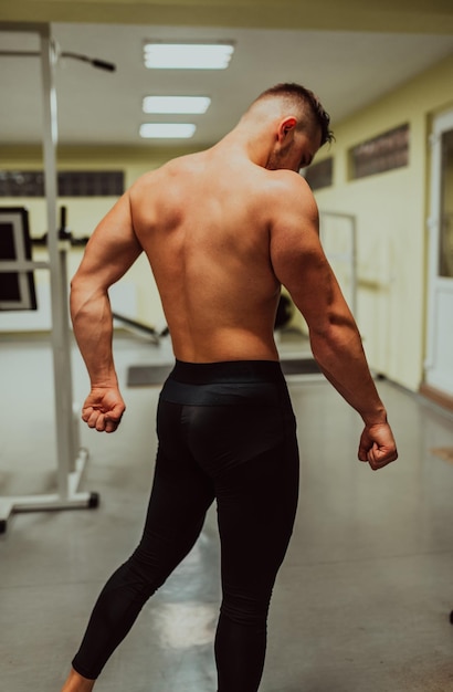 Imagen de un culturista de espalda en el gimnasio