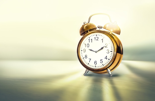 Imagen d del concepto de tiempo dorado con reloj despertador dorado
