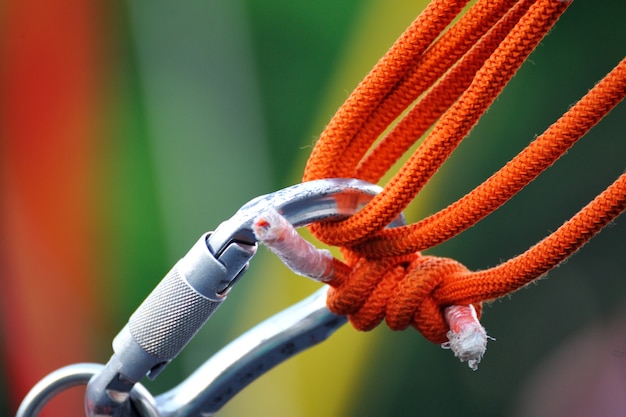 Foto imagen de deportes de escalada de un mosquetón en una cuerda