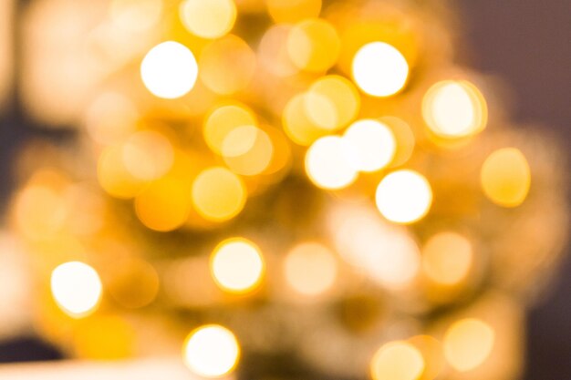 Imagen desenfocada del árbol de Navidad iluminado