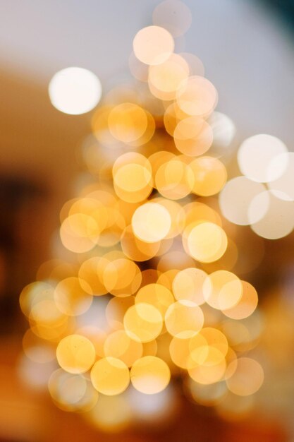 Imagen desenfocada del árbol de Navidad iluminado