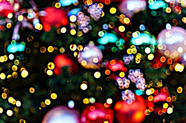 Imagen desenfocada del árbol de Navidad iluminado