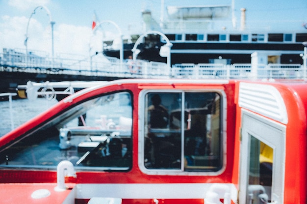 Imagen desenfocada de un barco en el puerto