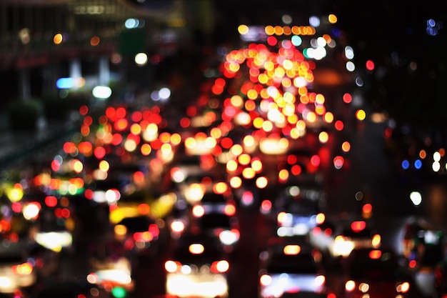 Imagen desenfocada de la calle iluminada de la ciudad por la noche