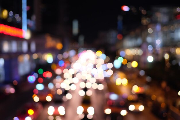 Foto imagen desenfocada de una calle iluminada de la ciudad por la noche