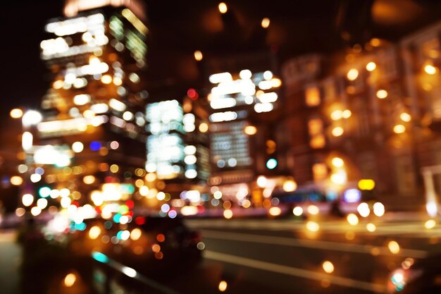 Imagen desenfocada de una calle iluminada de la ciudad por la noche