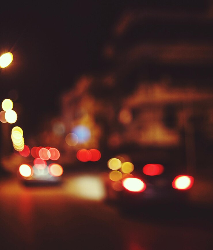 Foto imagen desenfocada de coches en la carretera por la noche