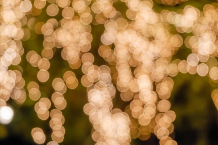 Foto imagen desenfocada de la decoración de iluminación iluminada en el árbol por la noche
