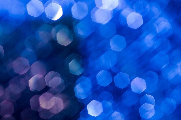 Imagen desenfocada de luces azules iluminadas por la noche