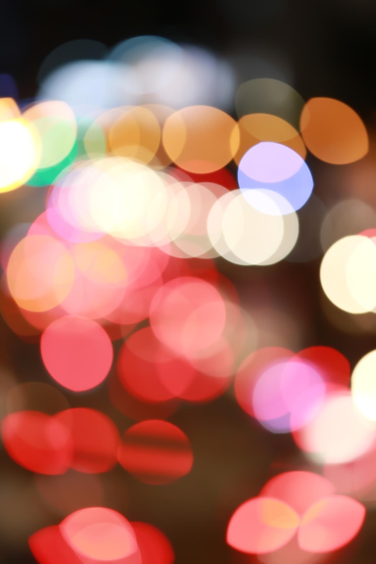 Foto imagen desenfocada de luces coloridas iluminadas por la noche