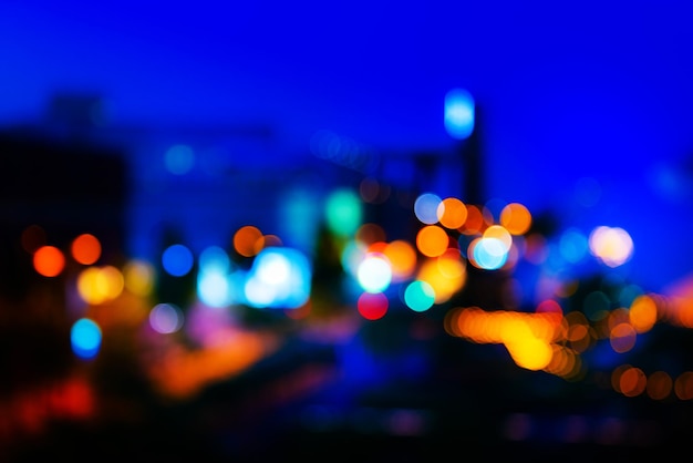 Imagen desenfocada de luces coloridas iluminadas por la noche