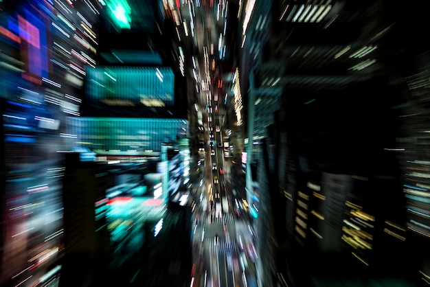 Imagen desenfocada de luces iluminadas en la ciudad por la noche